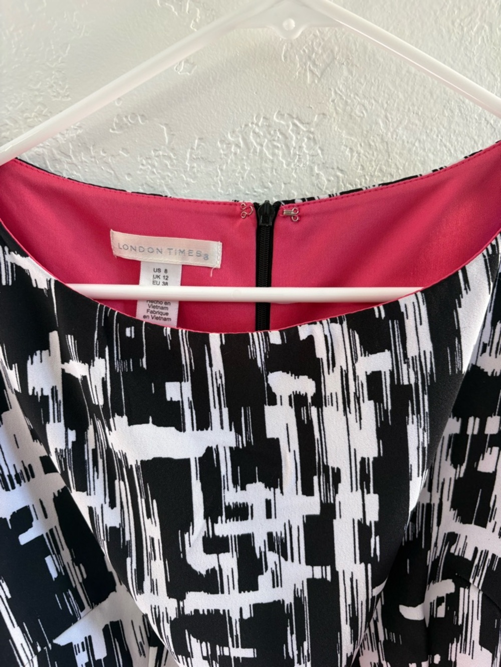 London Times Black & White Abstract Print Dress with Pink Lining